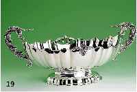 Prunk-Jardiniere, 800er Silber, ca. 2420 g, Korpus reich gebogt, stil. BlÜtenform, Rand mit stil. Muschelkekor, Griffe in Akan- thus-Voluten, ...