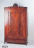 KLEIDERSCHRANK, MITTELDEUTSCH, UM 1850/60, KORPUS WEICHHOLZ, PYRAMIDENMAHAGONI GESPIEGELT , SCHNITZEREIEN AUS DEM VOLLHOLZ, BREZELFÜLL- UNG, ...