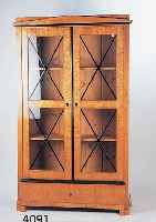 BIEDERMEIERSCHRANK, WOHL BERLIN, UM 1820/30, KORPUS WEICHHOLZ, BIRKE, BIRKEWURZELFURNIER, Z.T. GESPIEGELT, PARTIELL SCHWARZ GEFAßT, VERSTREBUNGEN ...