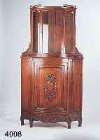 AUFSATZECKVITRINE, DEUTSCH, 1900/10, FRONT EICHE MASSIV, BOMBIERTE FORM, REICHE, AUFGE- SETZTE SCHNITZEREIEN IM LOUIS XVI-STIL, GERIEFT, ...