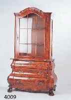 AUFSATZVITRINE, HOLLAND, NACH 1950, KORPUS WEICHHOLZ, BUCHE UND EICHE MASSIV, FEIN GE- ZEICHNETES WURZELNUßFURNIER Z.T. GESPIEGELT, OBERTEIL ...