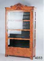 VITRINE, MITTELDEUTSCH, 1840/50, KORPUS WEICHHOLZ, KIRSCHBAUMFURNIER GESPIEGELT, SOG. BREZELAUSSCHNITTE VERGLAST, LISENEN UND BEKRÖNUNG AUS DEM ...