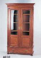 WÄSCHESCHRANK, DEUTSCH, 1900/10, KORPUS WEICHHOLZ UND EICHE, FRONT TEILWEISE VERGLAST, KASSETIERT, SCHUBLADE, LISENEN GERIEFT, 5 EINLEGEBÖDEN, ...