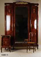 SCHLAFZIMMER, FRANKREICH, 1895-1900, WURZEL- NUSS GESPIEGELT, KORPUS EICHE MASSIV, BESTEH- END AUS 2 BETTEN, 1 NACHTTISCH, 1 FRISIERTISCH , 2 ...