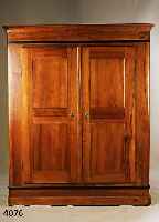BIEDERMEIERSCHRANK, PFALZ, UM 1830/40, NUß- BAUM MASSIV, FRONT 4-FACH KASSETIERT, SEITEN DAZU PASSEND, KOPF ZURÜCKHALTEND AUSLADEND ELEGANT, ...