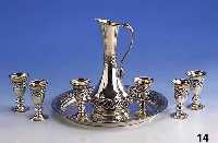 LikÖrkaraffe mit 6 Kelchen auf Tablett, 900er Silber, stil. Flechtkordeldekor, getrie- ben u. teilsatiniert, plast., H ca. 20 cm, D. ca. 24 cm, ...