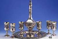 Weinkaraffe, 6 Kelche und 1 Tablett, 900er Silber, innenvergoldet, relief. Weinlaubdekor, teilsatiniert, zisel./nachgestochen, elegant u. ...