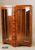 VITRINE, FRANKREICH, UM 1930/35, KORPUS WEICHHOLZ, NUßBAUMFURNIER GESPIEGELT, MIN. VERZOGEN NICHT STÖREND, SAMMLERSCHRANK, GLAS- EINLEGEBÖDEN, ...