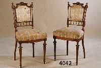 5 STÜHLE, FRANKREICH, UM 1895/1900, NUßBAUM MASSIV, VIELFACH GEDRECHSELT UND KANELIERT, FREISTEHENDE SÄULEN, KLASSIZISTISCH MIT BAROCK ...