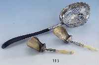 Konvolut, deutsch, 1835/40, Silber gepr., teilverg., best. aus: Teesieb und 2 Schau- feln, Teesieb: Durchbrucharbeit, gesÄgt, Griff Ebenholz, ...