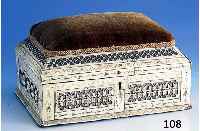 NÄhkÄstchen, deutsch/Indien/England um 1870/80 Korpus Holz aufgelegte Beinarbeit, reiche Durchbrucharbeit, graviert, sparsame grÜne Bemalung, ...