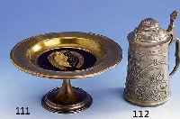 Objektschale mit Pferdedarstellung, Wiener Bronze, um 1890/1900, gedrehter Fuß, D. ca. 23 cm, Teller mit blauer Bakelitscheibe, darauf Hufeisen ...