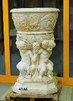 PARKVASE, MARMOR, INDIEN, MITTELTEIL IN FORM VON 4 PUTTOATLANTEN MIT REICHEM TRAUBEN- UND LAUBGEWINDE, OBERTEIL MIT ARKANTUSBLATT- VERZIERUNG, IM ...