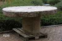 STEINTISCH, MÜHLSTEIN AUS GRANIT, MIT FUß, ETWA 150 JAHRE ALT, RILLEN FÜR MAHLGUT SICHT- BAR, ABNUTZUNGSSPUREN, SELTEN IM ANGEBOT, H. CA. 83 ...
