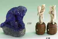Skulptur: Affe, vollplastisch graviert aus Lapislzuli, hervorr. Blau, ungefÄrbt mit Matrix, naturalist. Darst., H. ca. 11cm, 2 Rubinaugen