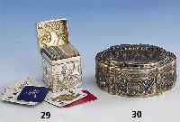 Deckeldose, Augsburg um 1900, 800er Silber, Meistermarke Schmedding, im hollÄndischen Stil, getrieben, nachgestochen, Reste von Vergoldung, reich ...