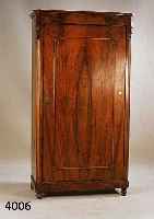 WÄSCHE- BZW. KLEIDERSCHRANK, DEUTSCH, 1880/90, GRÜNDERZEIT, KORPUS WEICHHOLZ, WURZELNUß- FURNIER, GESPIEGELT, SEHR SCHÖNE MASERUNG, LISENEN ...