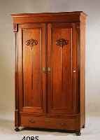 KLEIDERSCHRANK, DEUTSCH, 1900/05, KORPUS WEICHHOLZ, Z. T. MAHAGONIFURNIER BZW. NUßFUR- NIER AUF MAHAGONI GEBEIZT, AUFGESETZTE SCHNITZEREIEN, ...