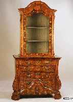 AUFSATZVITRINE, HOLLAND, 1770/1810, KORPUS EICHE, NUßBAUMFURNIER, VERSCHIEDENE EDELHÖLZER , REICH INTARSIERT, MIT FEINER BRANDMALEREI, BLUMEN UND ...
