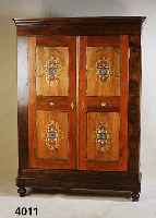 Biedermeierschrank, Pfalz, 1835/40, Nußbaum + Buche, z.T. massiv, RÜckwand + Innenteile Weichholz, Inlets Nußbaum massiv, gespiegelt, Bemalung ...
