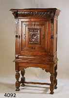 STOLLENSCHRANK, HOLLAND, UM 1900, EICHE, EICHEFURNIER, KISSENFÜLLUNG REICH GESCHNITZT, LISENEN GERIEFT, KOPF MIT LÖWENHÄUPTERN Z.T. AUS DEM ...