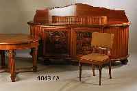 EßZIMMER, DEUTSCH, UM 1925/30, BESTEHEND AUS: KREDENZ, GLASVITRINE, TISCH UND 6 STÜHLE, KORPUS WEICHHOLZ, ZIERTEILE BZW. SCHNITZEREIEN UND ...