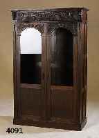 VIELZWECKSCHRANK, WOHL ENGLAND, UM 1900, VIKTORIANISCH, EICHE MASSIV, EICHEFURNIER, RUNDBOGEN UND AUFSATZTEIL MIT FLACHSCHNITZEREI EN IM ...