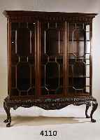 VITRINE, DEUTSCH, 1905/10, WOHL NIEDERHÖFER EDENKOBEN, IM ENGLISCHEN STIL, SHERATON UND CHIPPENDALE, MAHAGONI Z.T. MASSIV, SCHNITZER- EIEN AUS ...