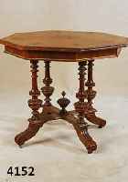 SECHSECKIGER CLUBTISCH, DEUTSCH, UM 1880-90, NUßBAUM MASSIV UND FURNIERT, PLATTE GESPIE- GELT, REICHE DRECHSELARBEIT, FÜßE VERSTREBT, ...