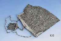 Tasche, wohl deutsch um 1890/1900, Metall versilbert, BÜgel mit zeittyp., klassizistischen Dekor mit Rosengirlanden, dazu GeldbÖrse, min. ...