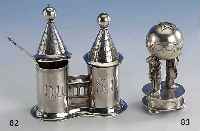 BesimonbÜchse, Rußland nach 1960/70, nachem dem Vorbild von 1880/90, 84er Silber, graviert, 2 Juden tragen einen DuftbehÄlter, H ca. 7 cm