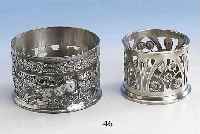 Konvolut 2 Flaschenuntersetzer: 1 x WMF um 1900, Jagdszene mit Hirsch und Jagdhunden, Legierung I/0, Durchm. ca. 11 cm; 1 x Krupp Berndorf, ...