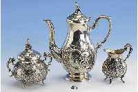 Mokkakanne, Sahnegießer und Zuckerdose, Hanau um 1910, F.C. Henzler, 800er Silber, total ca. 600 g, riecher Rokokodekor Kartu- schen mit ...