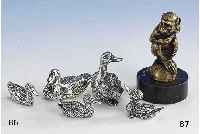 Bronzeskulptur: Affe, auf Marmorsockel, um 1900/10, vollplastische Darst., sign. BAC, Frankreich, H ca. 8 cm
