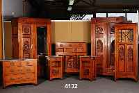 Zimmer, deutsch, um 1902, massives Zierbel- holzvon ausgesuchter QualitÄt, sehr schÖne Maserung z.T. schwarze Einfassung bzw. Flach- schnitzerei ...