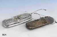 2 Brillenetuis mit alten Brillen, um 1880/ 1900, 1 Etui Aluminium ziseliert, deutsch/England, innen Vertreiberanschrift MÜnchen, mit ...