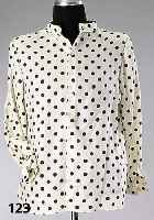 GIORGIO ARMANI-Bluse, 100 Wolle, wollweiß mit schokofarb. Punkten, Stehkragen, lange Ärmel, L ca. 69 cm