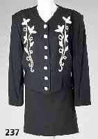 NORMA-KAMALI-Kurzweste, Viskose/Acetat, schwarz mit aufgenÄhter wollweißer Blumen- applikation, ital. Gr. 48, 7 KnÖpfe, RÜcken- l. ca. 56 cm