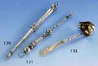Soßenkelle, Hamburg 1830, Stadtmarke, bez. Nicolassen, Silber, Griffende Perlmutt geschnitzt mit Pfau und Rocaillen, teilvergol- det, L. ca. 19.5 ...