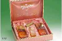 Evyan Parfumes N.Y. 1979 White Shoulders, limited Edition, vermutl. 50er J., im m. rosefarb. Kunstseide bespannten Geschenkkar- ton: Bodylotion, ...