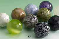 Lot 20 Edelsteinkugeln, D. ca. 5 cm, best. aus HÄmatit, Dalmatinerjaspis, Fluorit, Jade, Howlith, "Fiber Optic" grÜn, ...