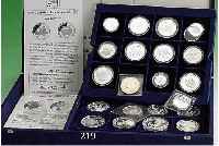 MÜnzen-Sammlung "Fußball-Weltmeisterschaft 1990 in Italien, 37 Silber-SondermÜnzen mit Fußball-Thema-Motiven aus vielen LÄndern der Erde ...