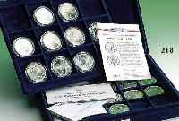 MÜnzen-Sammlung USA: 20 Silberdollar aus 1983- 1992, in sehr guter QualitÄt, meist mit Zertifikat in dekorativer, dunkelblauer Samt- schatulle