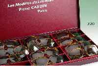 20 Sonnenbrillen von, Pierre Cardin, Paris ca. 70/80er Jahre, typische Form, horn- imitierender Kunststoff, alle identisch und ...