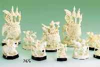 Satz Schachfiguren, Elfenbein, Indien um 1910/ 20, handgeschnitzt, vollplast. und mit Durchbrucharbeiten, alle mit Darst. von Per- sonen bzw. ...