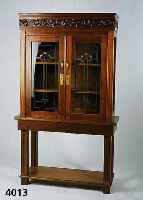 Vitrinenschrank, Frankreich, um 1900, Unter- teil um 1890, Oberteil Mahagoni, GlaseinsÄtze facettiert, abstrakt florale Einschliffe, Sims mit ...
