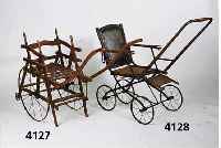 2-rÄdriger Kinderwagen, deutsch, um 1890/1900, Kastanie und Buche, RÄder Eisen, Reste alten Wurmbefalls, selten im Angebot, Verschraubungen ...