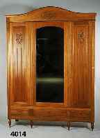 Kleiderschrank, Elsaß/Lothringen, um 1900/10, Korpus Weichholz bzw. Eiche, Eichefurnier, Lisenen aus dem Vollholz geschnitzt, in Kar- tuschen, ...