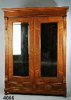 Spiegelschrank, deutsch, 1890/1900, GrÜnder- zeit, Korpus Weichholz, Wurzelnußfurnier, Lisenen mit Velutenabschluß, gerieft, facet- tiertes ...