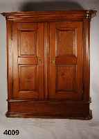 Schrank, deutsch, um 1830, Eiche massiv, Formgebung Freiburg, FÜllungen Eiche, 4-fach, Seiten glatt, Inneneinrichtung z.T. Weichholz, leicht ...